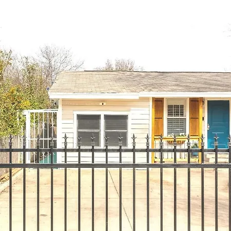 Conveniently Located San Antonio Getaway-2